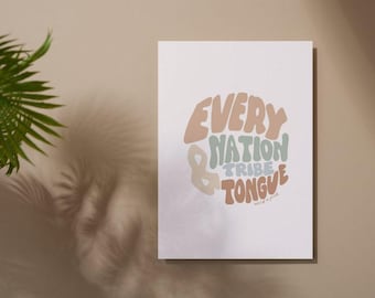 Op de afbeelding: Een witte poster met een kleurrijk grafisch ontwerp met de tekst "Every Nation & Tribe Tongue".