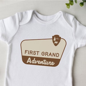 Primer gran signo de aventura personalizable bosque baby shower decoración camping cumpleaños signo aventura SVG primer cumpleaños signo camping tema PNG