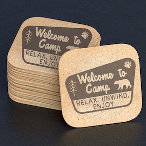 Bienvenido a Camp Sign Decoración del Parque Nacional Camping Sign Woodland Gift Relax Relájese Disfrute del signo SVG Bienvenido al campamento Regalo para cazadores Camp Decor