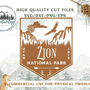 Puede incluir: Un diseño gráfico marrón y blanco con el texto "ZION NATIONAL PARK" y "UTAH 1919". El diseño presenta una cordillera, un pájaro volando sobre las montañas y una flecha estilizada con cuernos.