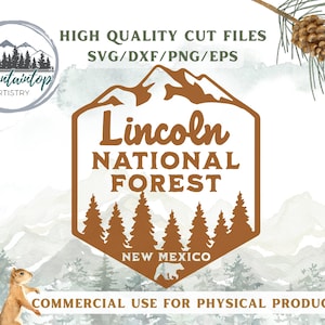 Może przedstawiać: Brązowo-biała grafika z napisem "Lincoln National Forest, New Mexico" oraz ilustracją gór i sosen. Obraz zawiera również tekst "High Quality Cut Files SVG/DXF/PNG/EPS" oraz "Commercial Use for Physical Products."
