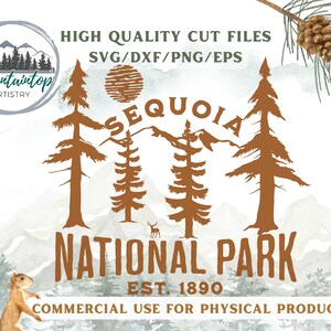Puede incluir: Un diseño digital que presenta una silueta marrón de una cordillera con el texto "SEQUOIA NATIONAL PARK EST. 1890" en marrón. El diseño está rodeado de un fondo de acuarela con una silueta marrón de un pino a cada lado.