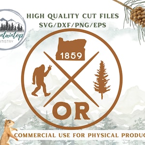 Op de afbeelding: Een bruine cirkel met een witte omtrek bevat een silhouet van de staat Oregon met het jaar 1859 erin. De staat wordt gekruist door twee diagonale lijnen die een 'X' vormen. De letters 'O' en 'R' bevinden zich onder de staat. Een silhouet van een Bigfoot bevindt zich aan de linkerkant van de cirkel en een silhouet van een dennenboom aan de rechterkant van de cirkel. De tekst 'HIGH QUALITY CUT FILES SVG/DXF/PNG/EPS' bevindt zich boven de cirkel. De tekst 'COMMERCIAL USE FOR PHYSICAL PRODUCTS' bevindt zich onder de cirkel.