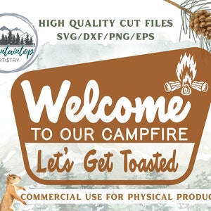 Bienvenue sur notre signe de feu de camp Let's Get Toasted Camping Gift Woodland Wall Art Camper Decor National Park Sign Campfire SVG Funny Camping PNG
