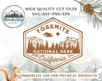 Könnte beinhalten: Ein braunes Vintage-Logo des Yosemite-Nationalparks mit dem Text "Yosemite National Park California" in weißer Schrift. Das Logo ist vor einem Aquarellhintergrund aus Bergen und Bäumen platziert.