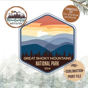 Könnte beinhalten: Eine digitale Illustration eines Nationalpark-Abzeichens im Vintage-Stil mit einem Sonnenuntergang über Bergen im Hintergrund. Der Text lautet "Great Smoky Mountains National Park 1934".