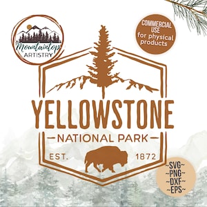 Könnte beinhalten: Ein braunes und weißes Logo-Design für den Yellowstone-Nationalpark. Das Logo zeigt eine Bergkette, einen Kiefernbaum, einen Bison und den Text "Yellowstone National Park" mit dem Jahr "1872" und "EST."