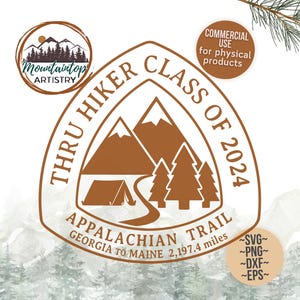 Może przedstawiać: Brązowa i biała odznaka z tekstem "Thru Hiker Class of 2024 Appalachian Trail Georgia to Maine 2,197.4 miles" i grafiką gór, namiotu i drzew. Odznaka jest przeznaczona do użytku komercyjnego dla produktów fizycznych. Odznaka jest dostępna w formatach SVG, PNG, DXF i EPS.