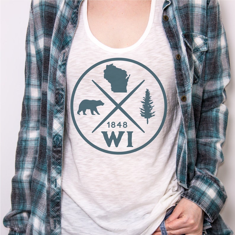 Pode incluir: Camisola branca de al&ccedil;as com um gr&aacute;fico circular azul que apresenta uma silhueta do estado do Wisconsin, um urso, um pinheiro e o texto "1848 WI".