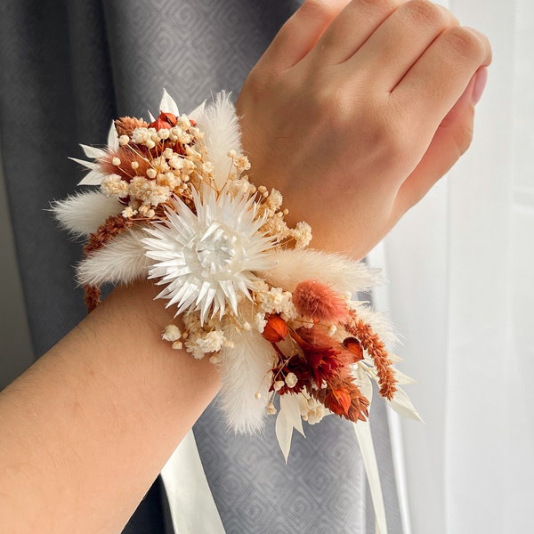 Boho Terrakotta Blumen Hochzeit Corsage, Blumen Handgelenk Corsage, Boutonniere und Corsage Set, Orange Braut Corsage, Rost Brautjungfer Corsage