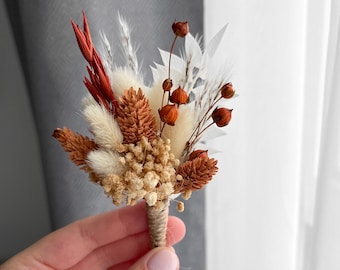 Boutonnière bohème en terre cuite rouille, boutonnières orange brûlé, mini bouquet de mariage automne automne, boutonnière de mariés fleurs séchées