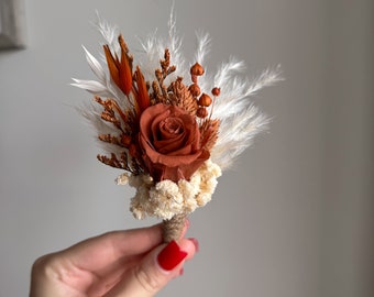 Boho Rust Terracotta rose boutonniere, Verbrande Oranje Boutonnières, Herfst Herfst bruiloft mini boeket, Gedroogde bloem bruidegoms corsages