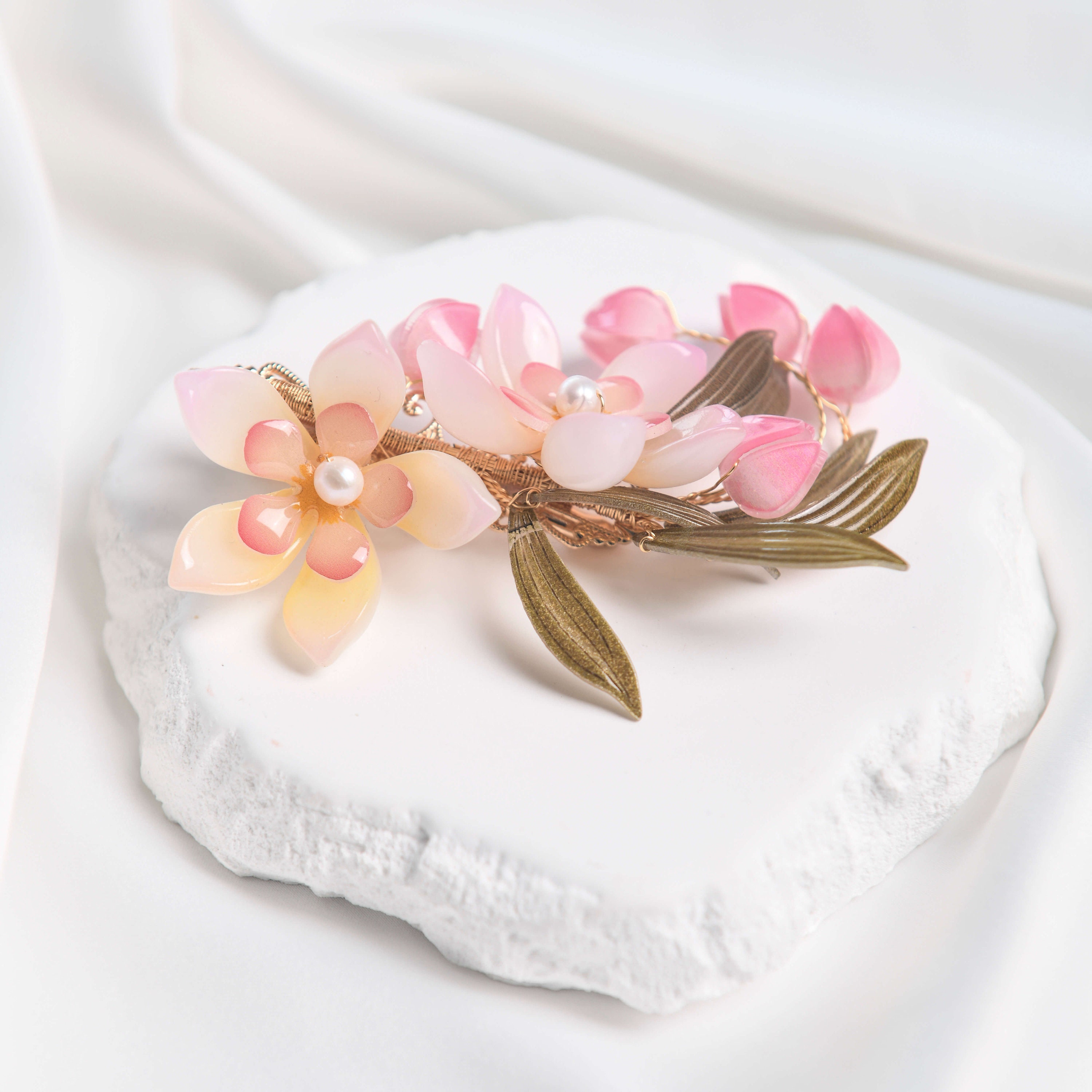 ❤️限定1点❤️ PEACH/ORANGE ❤️フラワーヘアクリップ【Lサイズ】フラ Peach Flower Bellflower Hair Clip, Orange Flower Acrylic