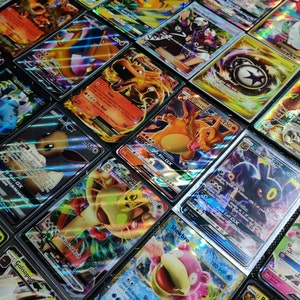 Puede incluir: Una colección de coloridas cartas coleccionables de Pokémon, con varios personajes como Charizard, Pikachu y Slowbro. Las cartas tienen detalles holográficos y de lámina, con texto que detalla habilidades y estadísticas. Las cartas están dispuestas en un patrón de cuadrícula.
