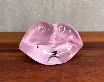 Scultura vintage in vetro a forma di labbra rosa di Kosta Boda, statuetta a forma di labbra, design scandinavo, serie trucco, Asa Jungnelius