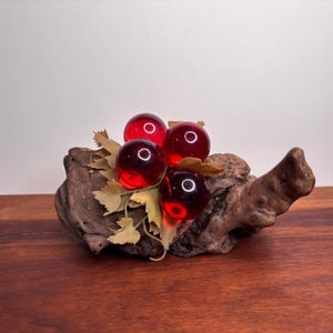 Vintage Lucite Rote Trauben auf Treibholz, Lucite Früchte, Mcm Dekor