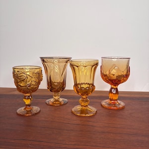 Bernsteinfarbenes Vintage Glas Kelch-Set: Mid-Century Barzubehör