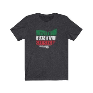 Może przedstawiać: Szary t-shirt w ciemnym melanżu z przetartym wzorem włoskiej flagi. Na fladze nadrukowano napis "Faith. Family. Sausage."