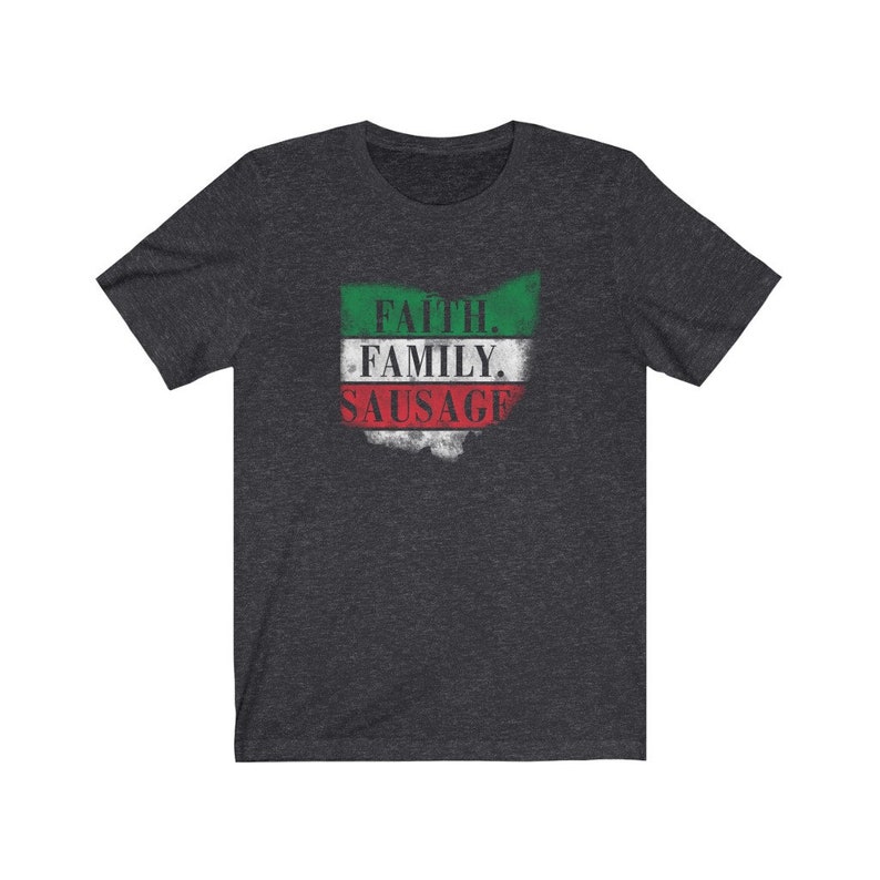 Może przedstawiać: Szary t-shirt w ciemnym melanżu z przetartym wzorem włoskiej flagi. Na fladze nadrukowano napis "Faith. Family. Sausage."