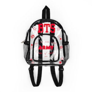 Puede incluir: Mochila transparente con rayas verticales blancas y negras. La mochila presenta el texto rojo "BTS" en la parte superior y "ARMY" en el centro. Texto rojo adicional y estrellas están dispersas en la parte delantera. Las correas negras y los bolsillos laterales de malla completan el diseño.