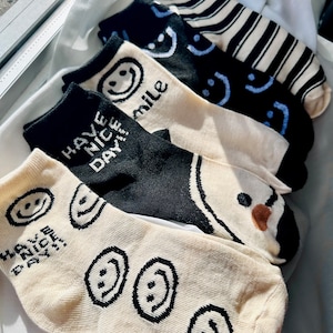 5 Smiley Socks Pack, Happy Socks Set, Cute and Fun Smiley Face Crew Socks, Funny Novelty Socks, Unisex Socks, Christmas Socks, Gift Ideas