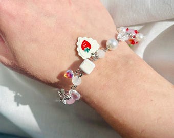Y2Kストロベリーブレスレット：ピンクのガラスビーズとフェイクパール、かわいいジュエリー