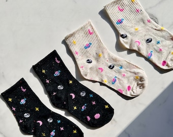 Calcetines de galaxia, luna y estrellas / Calcetines espaciales divertidos de talla única / Regalo novedoso del planeta Saturno / Calcetines retro estéticos Y2K para ella