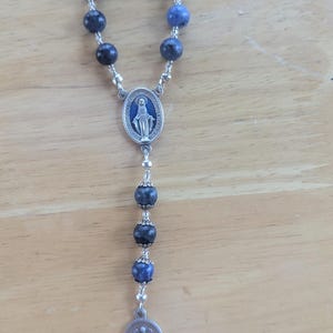 Coronilla de San Rafael Arcángel con cuentas de sodalita azul, patrón de la curación, el matrimonio, los viajeros y más.