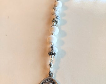 Chapelet de Saint Padre Pio avec Howlite Blanche - Patron des volontaires de la protection civile et des adolescents