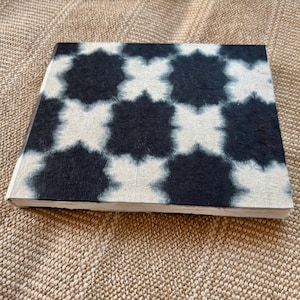 Krajobraz, szkicownik akwarelowy artysty, 22 Khadi 100% bawełny, 320 g/m2, ręcznie robiony dziennik, 16 cm x 20 cm czarno-biała okładka książki batikowej