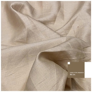 Puede incluir: Primer plano de tela de lino beige, mostrando su textura tejida y pliegues naturales. La tela tiene un color suave y neutro. La imagen incluye un peque&ntilde;o cuadrado con el texto "LINEN TUNG PREMIUM BE DA".