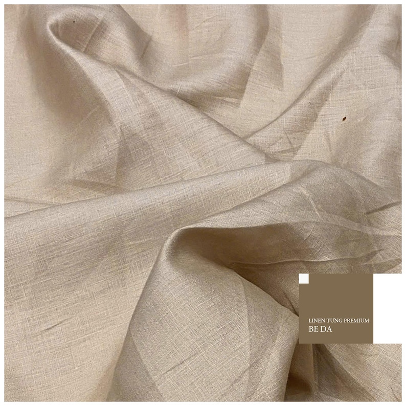 Puede incluir: Primer plano de tela de lino beige, mostrando su textura tejida y pliegues naturales. La tela tiene un color suave y neutro. La imagen incluye un peque&ntilde;o cuadrado con el texto "LINEN TUNG PREMIUM BE DA".