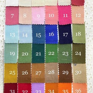 Puede incluir: Una carta de colores con 36 muestras de tela, numeradas del 1 al 36. Las muestras est&aacute;n dispuestas en una cuadr&iacute;cula de seis filas y seis columnas. Las muestras son de varios colores, incluyendo blanco, beige, rosa, rojo, azul, verde, marr&oacute;n y amarillo.