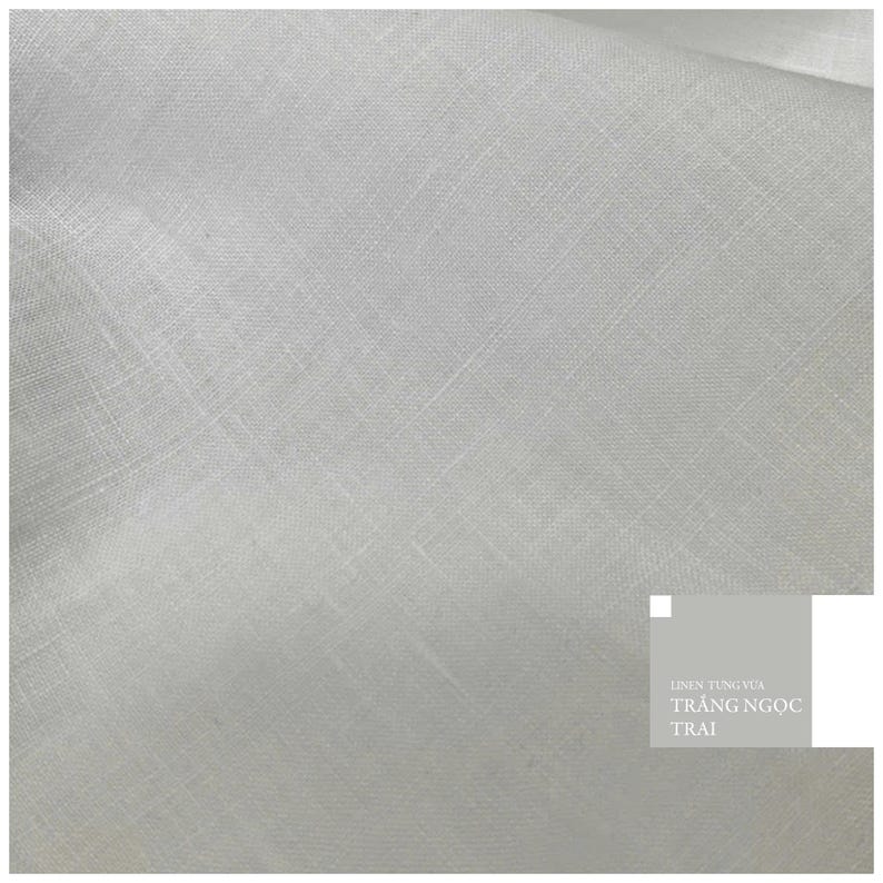 Puede incluir: Primer plano de tela de lino blanca con una sutil textura tejida. La tela tiene un aspecto suave y ligeramente arrugado, con l&iacute;neas diagonales que a&ntilde;aden inter&eacute;s visual. La tela es de color blanco neutro.