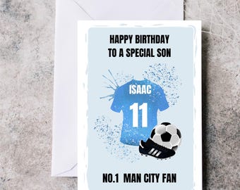 Tarjeta de cumpleaños personalizada del Manchester City FC para hijo, con nombre y edad. Tarjeta del Manchester City, tarjeta de cumpleaños para un fan del Manchester City, tarjeta con la camiseta del Manchester City para hijo.