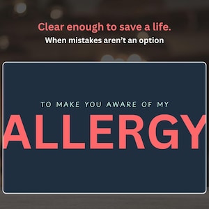 Può includere: Un rettangolo blu navy con le parole "TO MAKE YOU AWARE OF MY ALLERGY" in testo bianco. La parola "ALLERGY" è in grandi lettere rosse. Sopra il rettangolo, il testo recita "Clear enough to save a life. When mistakes aren't an option."