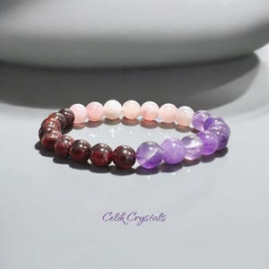Peut inclure: Un bracelet en pierres précieuses multicolores avec des perles rouges, roses et violettes. Le bracelet est fait de pierres naturelles et est conçu pour être porté au poignet.