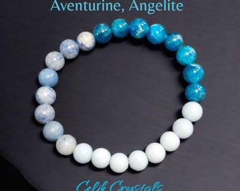 Puede incluir: Un brazalete de piedras preciosas azules, verdes y blancas con cuentas de Apatita, Aventurina azul y Angelita. El brazalete está sobre un fondo negro. Celik Crystals.