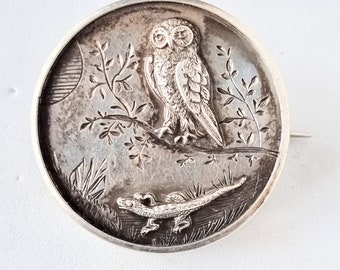 late Victorian early Edwardian  owl & lizard sterling silver brooch. KE/1335