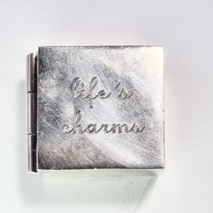 Caja de plata, pequeña y cuadrada, grabada "los encantos de la vida", vintage. KI/SL44