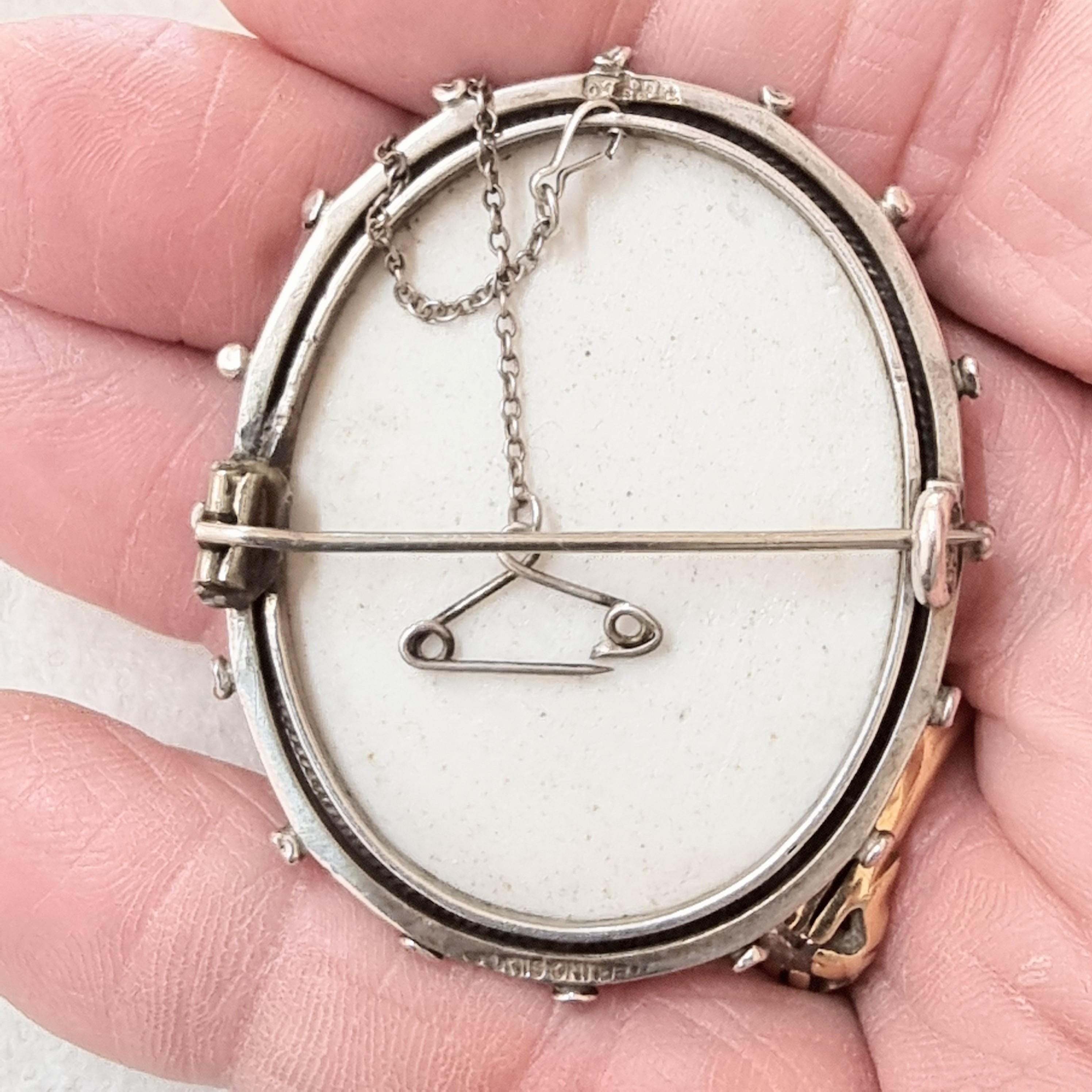 Broche Vintage Art Nouveau – Portrait De Femme En Résine – Signée – Unisexe