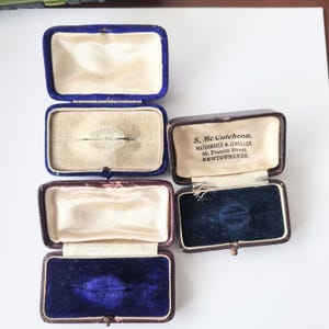 3 estojos de joias antigos adequados para broches. Vendidos individualmente, mesmo preço. B/116