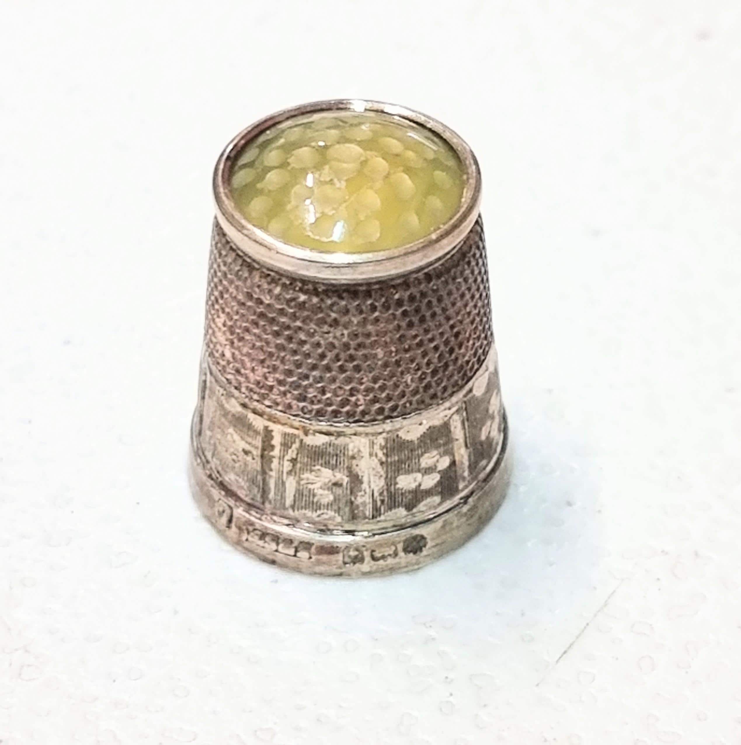 A vintage silver thimble with dimpled agate top, sterling silver, 1930s hallmarked and original box. IR/1810
