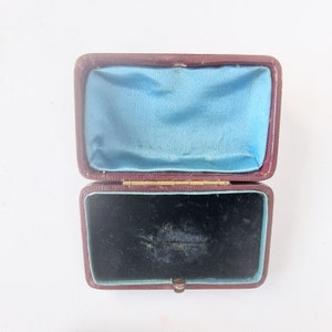 Antyczne etui na biżuterię, późnowiktoriańskie, wczesne edwardiańskie, odpowiednie na broszki. B100