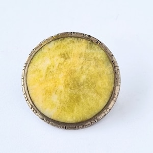 Vintage Connemara marble circular silver brooch. KI/930