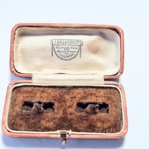 Early 20th C. jewellery case suitable for cufflinks. B92
