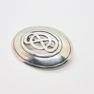 A sterling silver modern representation of a Celtic Knot brooch, vintage. KR/1718