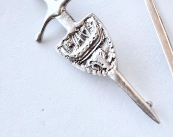 A Scottish silver sword & shield brooch,  KR/1337