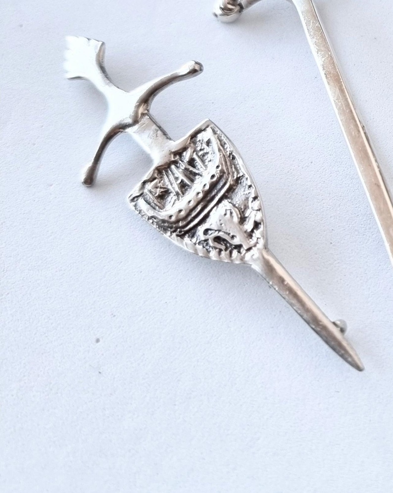 A Scottish silver sword & shield brooch, KR/1337 Etsy France