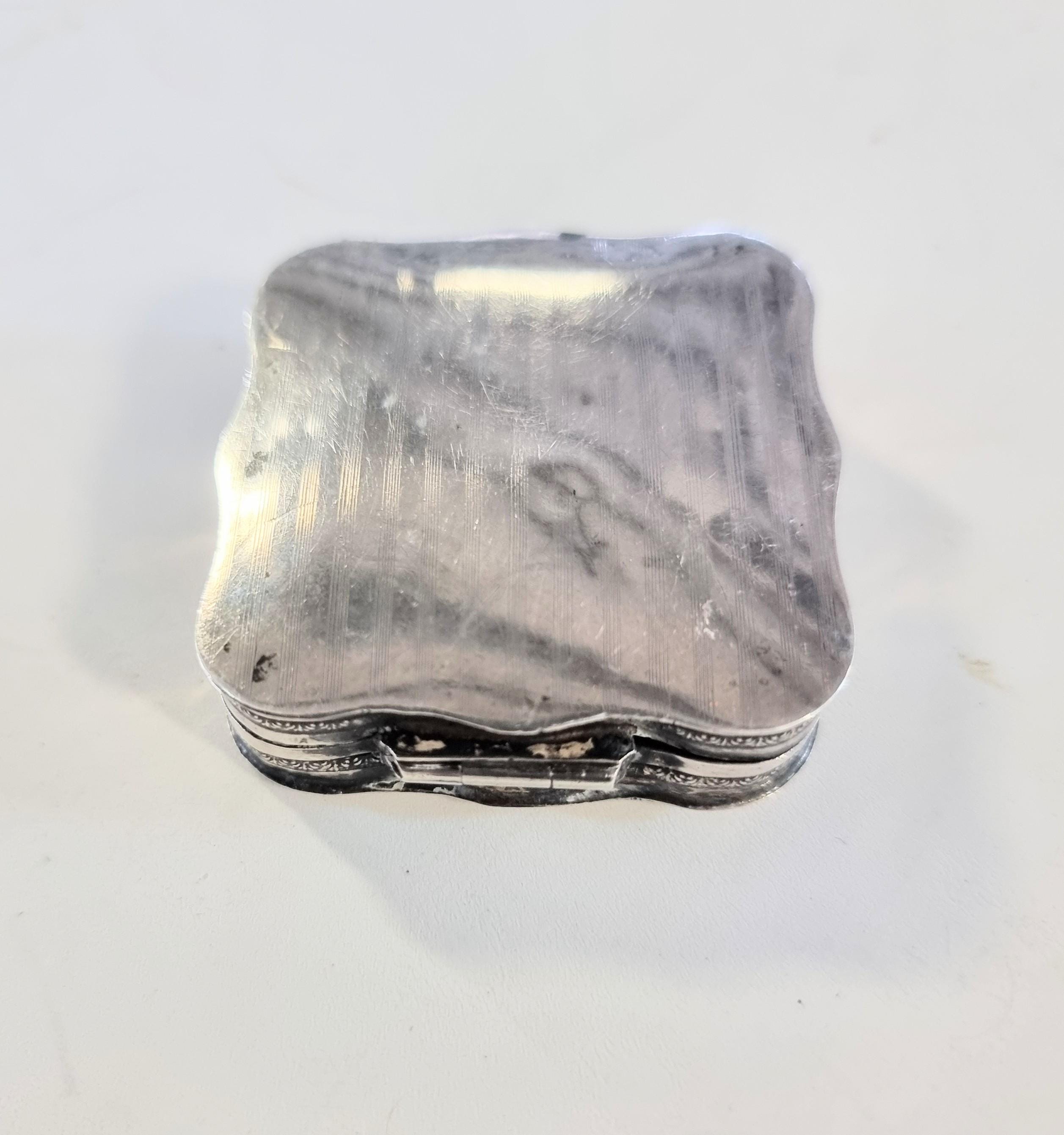 アンティーク雑貨 012/013/01 アンティークのオランダ製シルバー製お土産箱：1858年刻印。NR/1738